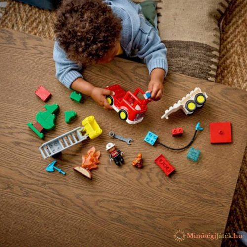 LEGO® DUPLO - Tűzoltóautó tömlővel és tűzoltóval